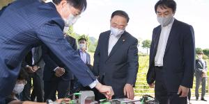 KT, 홍남기에게 한국판 뉴딜 사례로 인공지능 안전관제 기술 선보여