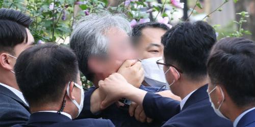 국회 개원식 마치고 떠나는 문재인 향해 50대 남성 신발 던져