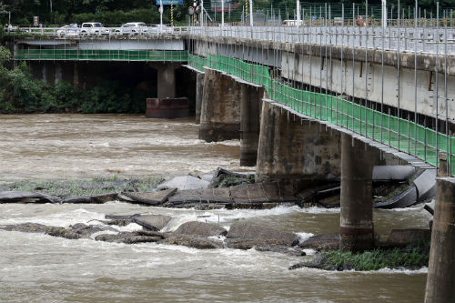 춘천 의암댐에서 선박 3척 전복사고로 사망 1명 실종 5명