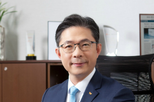 SK바이오사이언스 상장작업 착착, <a href='https://www.businesspost.co.kr/BP?command=article_view&num=327147' class='human_link' style='text-decoration:underline' target='_blank'>안재용</a> 양손에 코로나19 백신 쥐어 