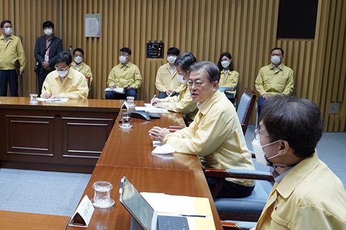 문재인 “서울 무너지면 전국이 위험, 방역방해에 엄정히 법집행”