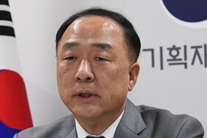 홍남기 “외평채 역대 최저금리 발행, 한국경제 향한 긍정평가 재확인”