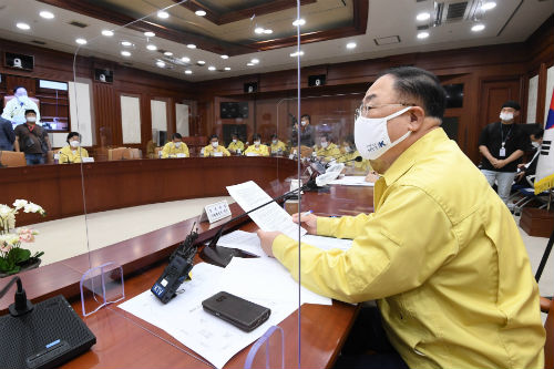 홍남기 “소상공인 일터인 전통시장과 상점 디지털화 빠르게 추진”