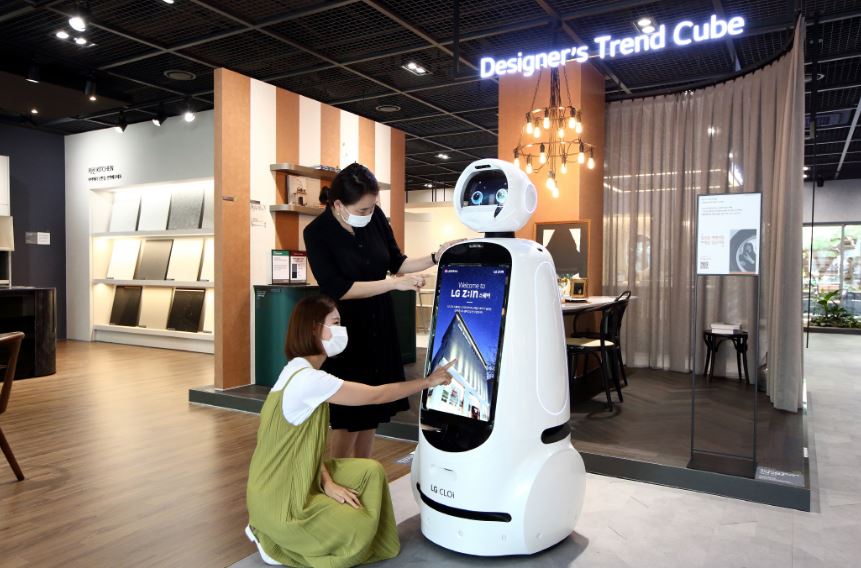 LG하우시스, 전시장에 안내로봇 도입해 비대면서비스 확대