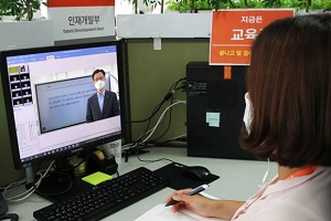 오렌지라이프 임직원 디지털포럼 열어, <a href='https://www.businesspost.co.kr/BP?command=article_view&num=155744' class='human_link' style='text-decoration:underline' target='_blank'>정문국</a> “디지털혁신에 투자”