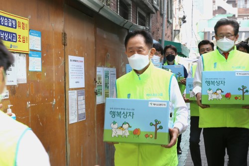 하나금융투자 쪽방촌에 식품상자 전달, 이진국 "따뜻한 금융 실천"