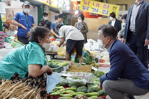 문재인, 전통시장 찾아 “자영업자 위해 지갑은 닫지 말아야”