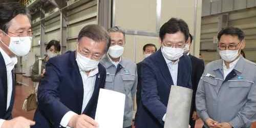 문재인 김경수 격려, “창원 스마트그린 산업단지는 경제 나침반”