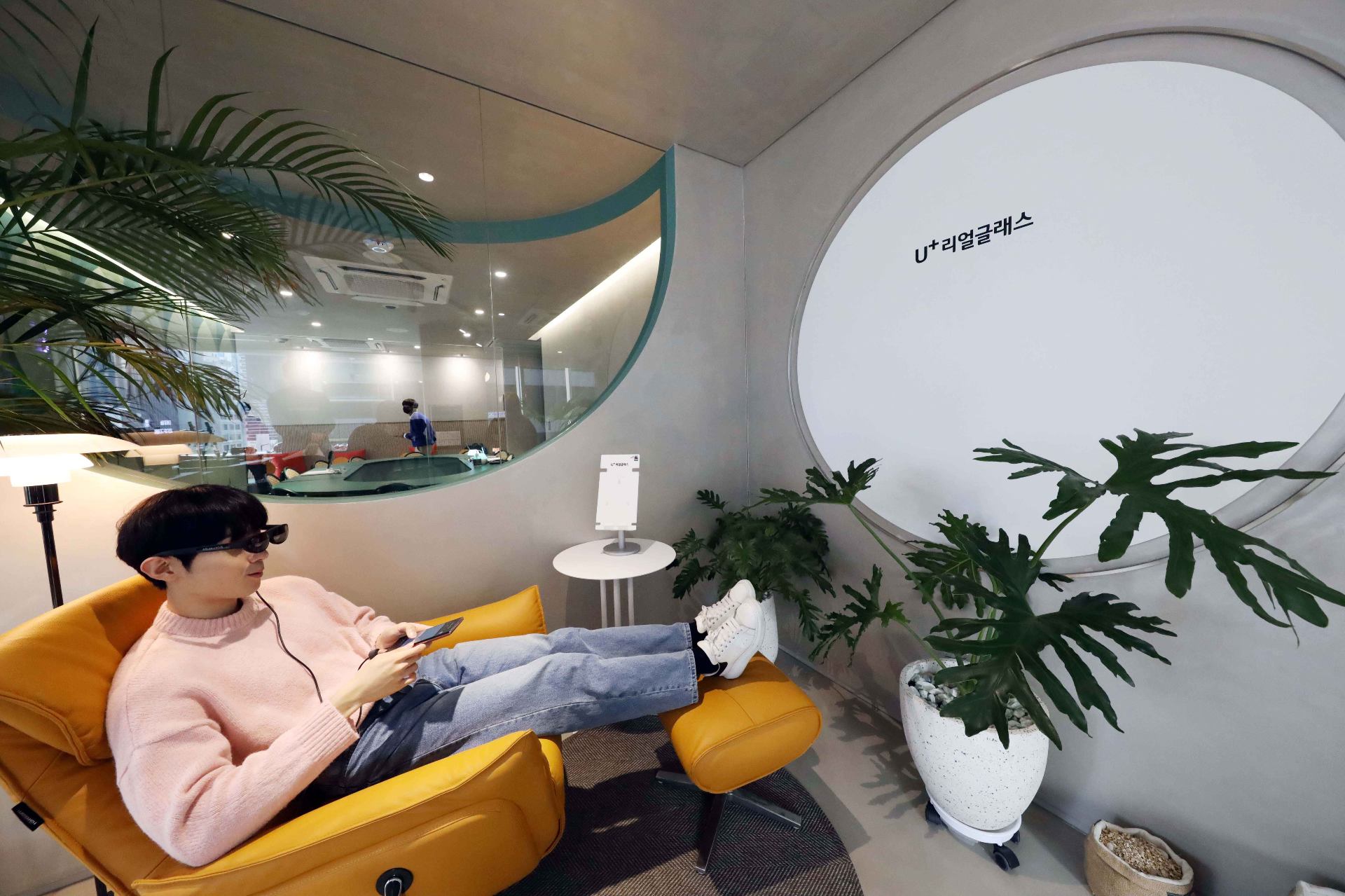 LG유플러스, 2030세대 겨냥해 서울 강남에 5G 복합문화공간 열어 