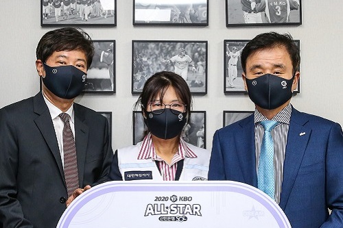 신한은행, 대한적십자사에 KBO 올스타 선발 투표로 모은 기부금 전달