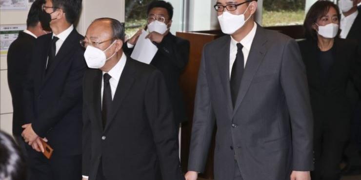 [오늘Who] 김승연 3남 김동선 손 꼭 잡았다, 한화 어디로 돌아올까 