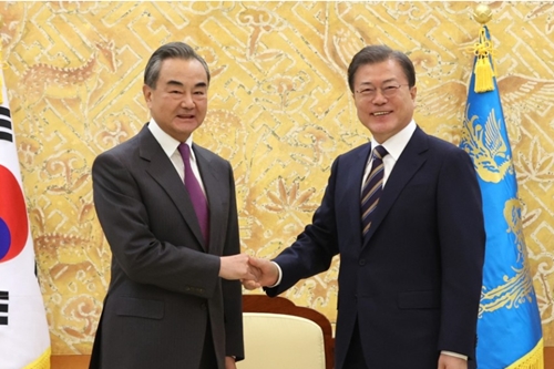 문재인 중국 외교부장 왕이 만나, “중국과 함께 한반도 비핵화 노력”
