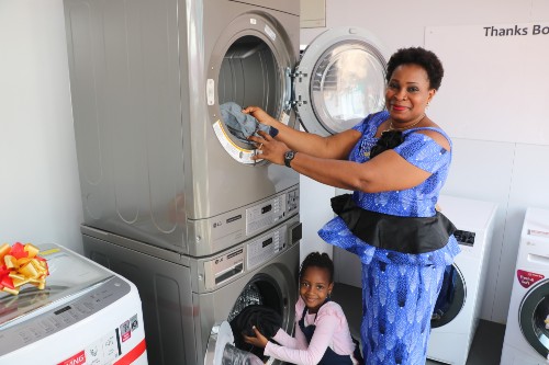 LG전자, 나이지리아에 무료 세탁방 설치해 주민 도와 