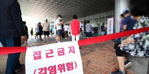 국내 코로나19 하루 확진 200명대 이틀째, "거리두기 격상 턱밑에" 
