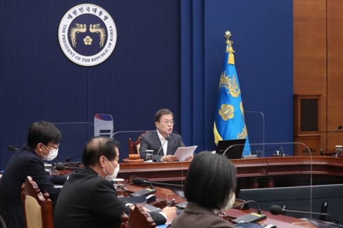 문재인 “경제는 내년 상반기 정상궤도 기대, 방역과 경제 다 잡아야”