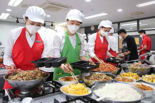 티웨이항공, 도시락 만들어 보육원과 119 구급대원에게 전달