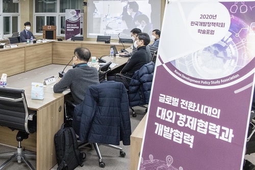 수출입은행 대외경제협력 콘퍼런스 열어, <a href='https://www.businesspost.co.kr/BP?command=article_view&num=331341' class='human_link' style='text-decoration:underline' target='_blank'>방문규</a> "협력과 연대 강화"