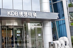 산업은행 KDB생명 매각도 불안, <a href='https://www.businesspost.co.kr/BP?command=article_view&num=269479' class='human_link' style='text-decoration:underline' target='_blank'>이동걸</a>식 구조조정에 물음표