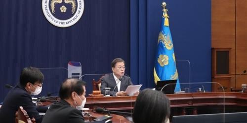 문재인 “경제는 내년 상반기 정상궤도 기대, 방역과 경제 다 잡아야”