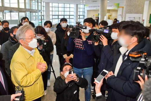 이재명 민주당 대선후보 되다, 삶도 정치도 중심과 먼 아웃사이더였다