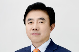 삼성생명 즉시연금 소송결과 안심 못해, <a href='https://www.businesspost.co.kr/BP?command=article_view&num=309024' class='human_link' style='text-decoration:underline' target='_blank'>전영묵</a> 브랜드 하락 부담 안아