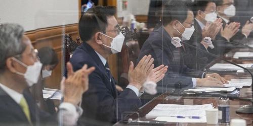 [데스크리포트] 2월 기업 동향과 전망-KB금융 신한금융