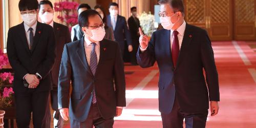 문재인, 박범계 한영애 황기철에게 각별한 의미 담긴 꽃다발 전달