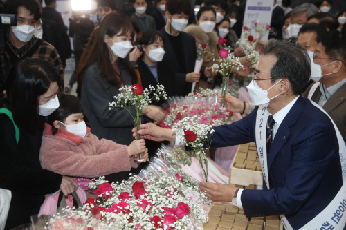 범농협 임직원 꽃 나눔행사, 이성희 "화훼농가 포함 농업인 적극 지원" 