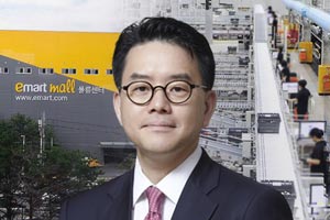 이마트 온라인 오프라인 통합e커머스로, <a href='https://www.businesspost.co.kr/BP?command=article_view&num=315424' class='human_link' style='text-decoration:underline' target='_blank'>강희석</a> 11조 자산 써야 할 때 