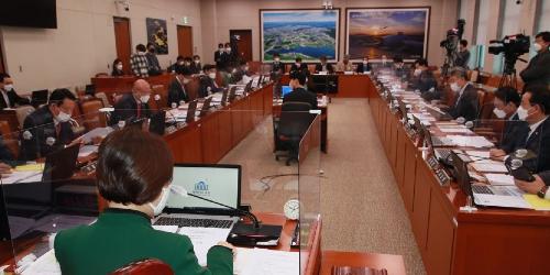 국회 국토교통위 법안소위, 가덕도신공항 특별법 특례조항 유지 합의