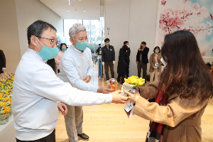 구현모 최장복, KT 여성임직원에게 세계 여성의 날 맞아 꽃 전달
