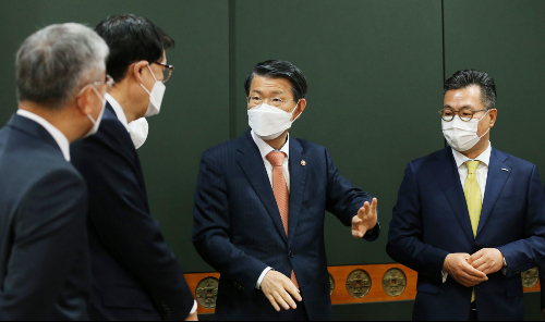 은성수, 금융투자회사 대표들 만나 "소비자간 정보격차 최소화해야"