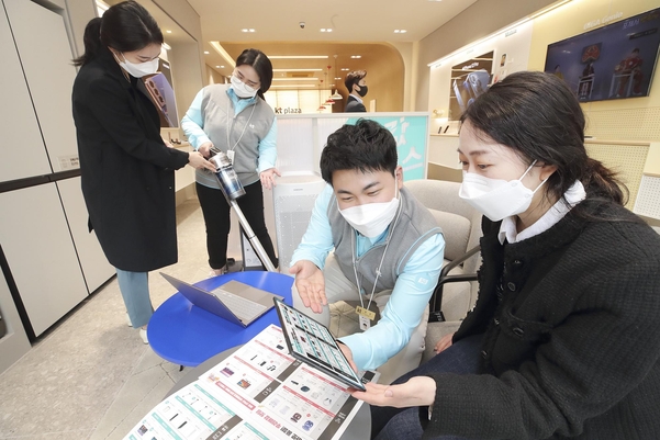 KT 매장에서 삼성전자 가전을 체험하고 구매할 수 있는 매장 열어 