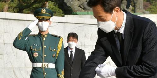 서울시장 첫 날 오세훈 “정권교체 초석을 놓는 데 최선 다하겠다”