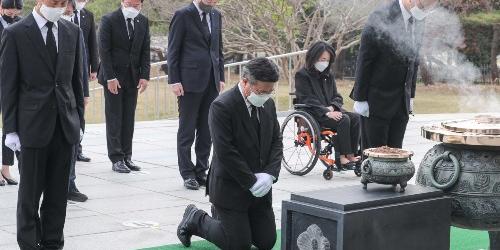 윤호중 현충탑에 무릎 꿇어, 성추행 피해자 사과글도 방명록에 적어