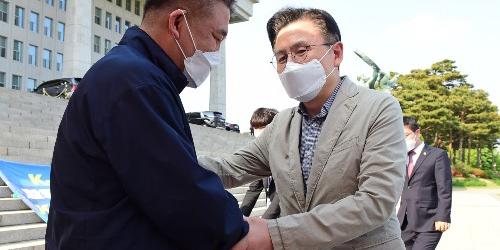 김종인 떠난 뒤 국민의힘 과거 회귀 뚜렷, 윤석열 품기도 어려워져 