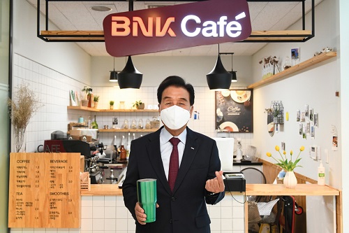 BNK금융지주 회장 <a href='https://www.businesspost.co.kr/BP?command=article_view&num=265513' class='human_link' style='text-decoration:underline' target='_blank'>김지완</a>, 플라스틱 줄이는 캠페인에 동참