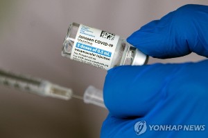 미국 코로나19 확진율 평균 2%대로 내려가, 작년 3월 이후 최저치