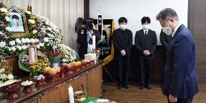 문재인, 평택항 산재사고로 숨진 이선호 빈소 찾아 유가족 위로