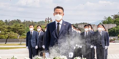 광주은행장 송종욱 국립5·18민주묘지 참배, “조속한 진실규명”