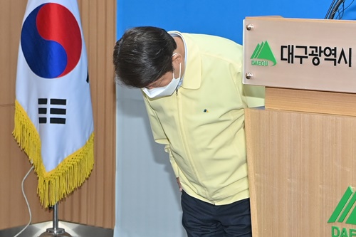 대구시장 권영진 독자적 백신 도입 논란 사과, "예산 집행은 없었다"