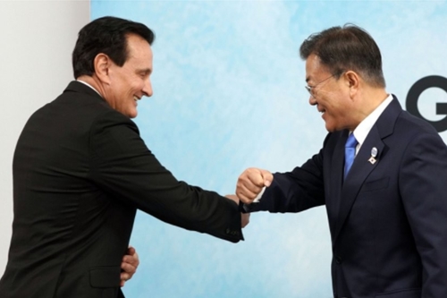문재인 아스트라제네카 CEO 만나, “한국 생산능력 활용해 주기를 ”