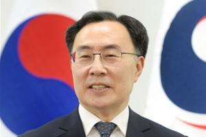 산업부 장관 <a href='https://www.businesspost.co.kr/BP?command=article_view&num=236967' class='human_link' style='text-decoration:underline' target='_blank'>문승욱</a> "2차전지와 반도체 지원 특별법 제정 추진"