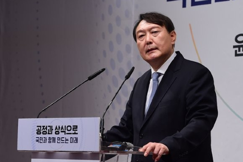 '대선주자' <a href='https://www.businesspost.co.kr/BP?command=article_view&num=337654' class='human_link' style='text-decoration:underline' target='_blank'>윤석열</a> 공식 등판에 현대차 삼성 과거 '악연'도 다시 관심 