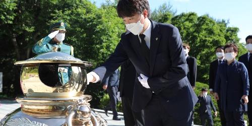 이준석 서울현충원 역대 대통령묘역 참배, “노무현도 찾아뵙겠다”