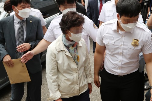 윤석열 장모, 요양급여 편취 혐의로 1심에서 징역 3년 받고 법정구속