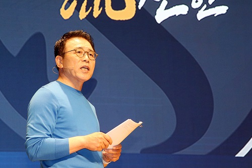 신한금융 CEO 조직문화 개선 토론회 열어, <a href='https://www.businesspost.co.kr/BP?command=article_view&num=337349' class='human_link' style='text-decoration:underline' target='_blank'>조용병</a> “창조적 파괴 필요”