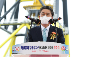 한국전력 해상풍력발전기 10일 만에 세우는 기술 개발, <a href='https://www.businesspost.co.kr/BP?command=article_view&num=305136' class='human_link' style='text-decoration:underline' target='_blank'>정승일</a> "쾌거" 