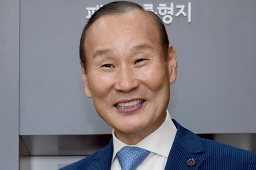 형지그룹 8년 공들여 송도시대 열어, <a href='https://www.businesspost.co.kr/BP?command=article_view&num=258456' class='human_link' style='text-decoration:underline' target='_blank'>최병오</a> 해외진출 성패의 분수령 