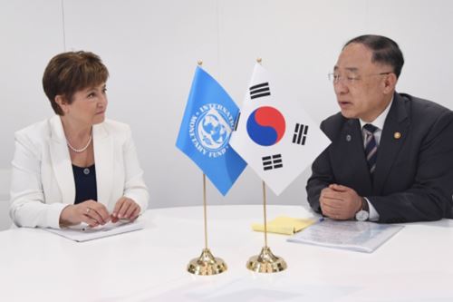 홍남기, IMF 총재 만나 "저소득국 지원 SDR 재배분에 한국도 참여"